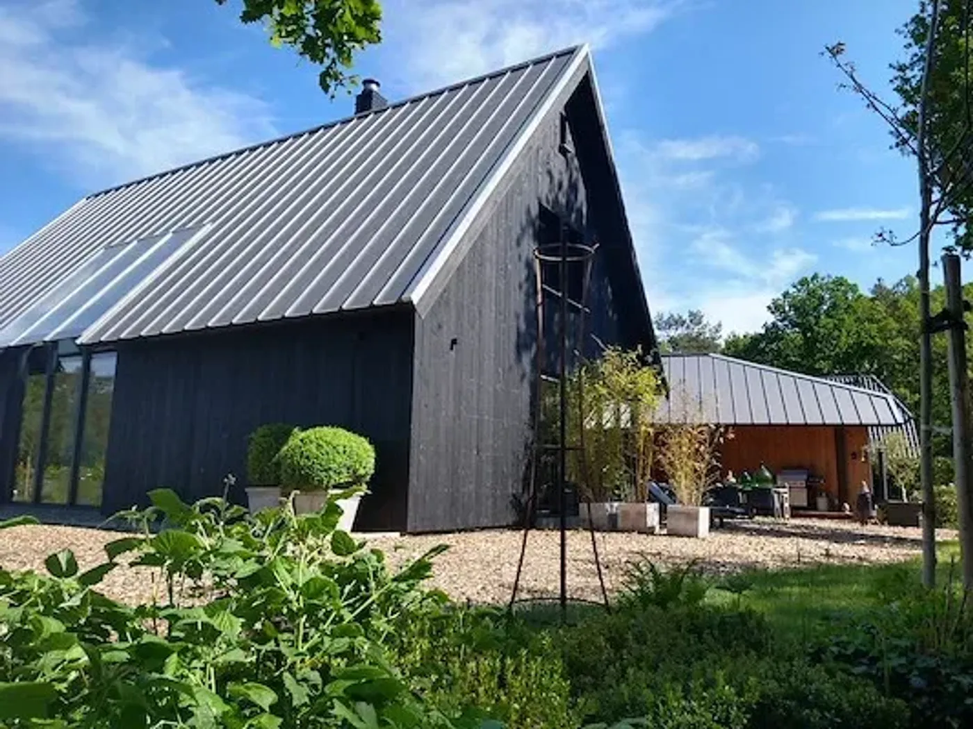 Schuurwoning met donker KlikZink-dak en zwarte houten gevel