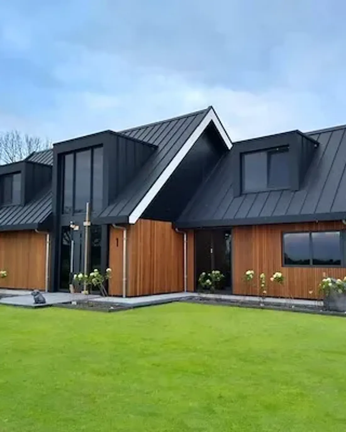 Klikfels in Nordic Night Black op dak en dakkapellen, met houten gevel